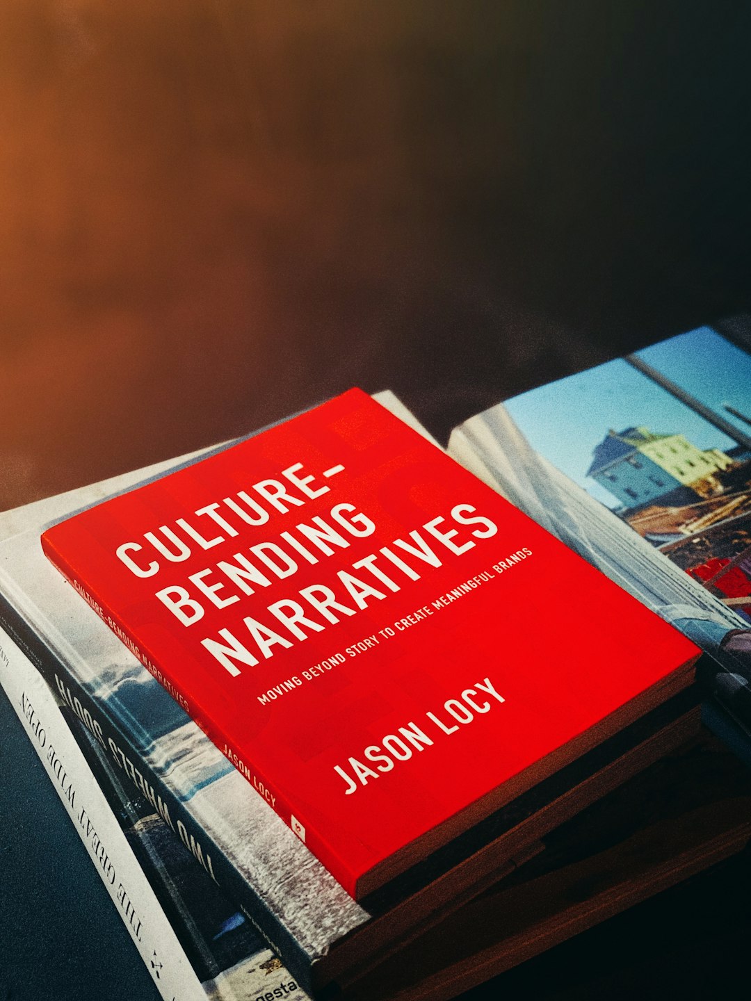 about-img-01 the-great-american-book-on-black-table-n5-flqb71t4